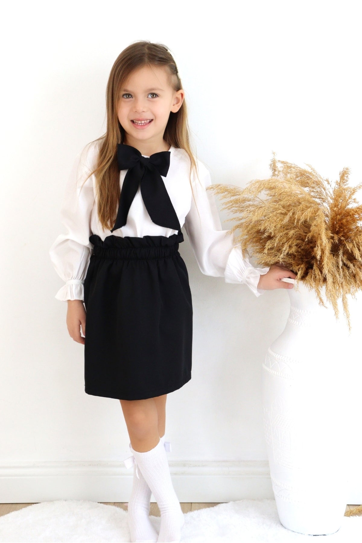 Set Laura - schwarzer Rock mit Raffung und weißer Bluse mit schwarzer Schleife