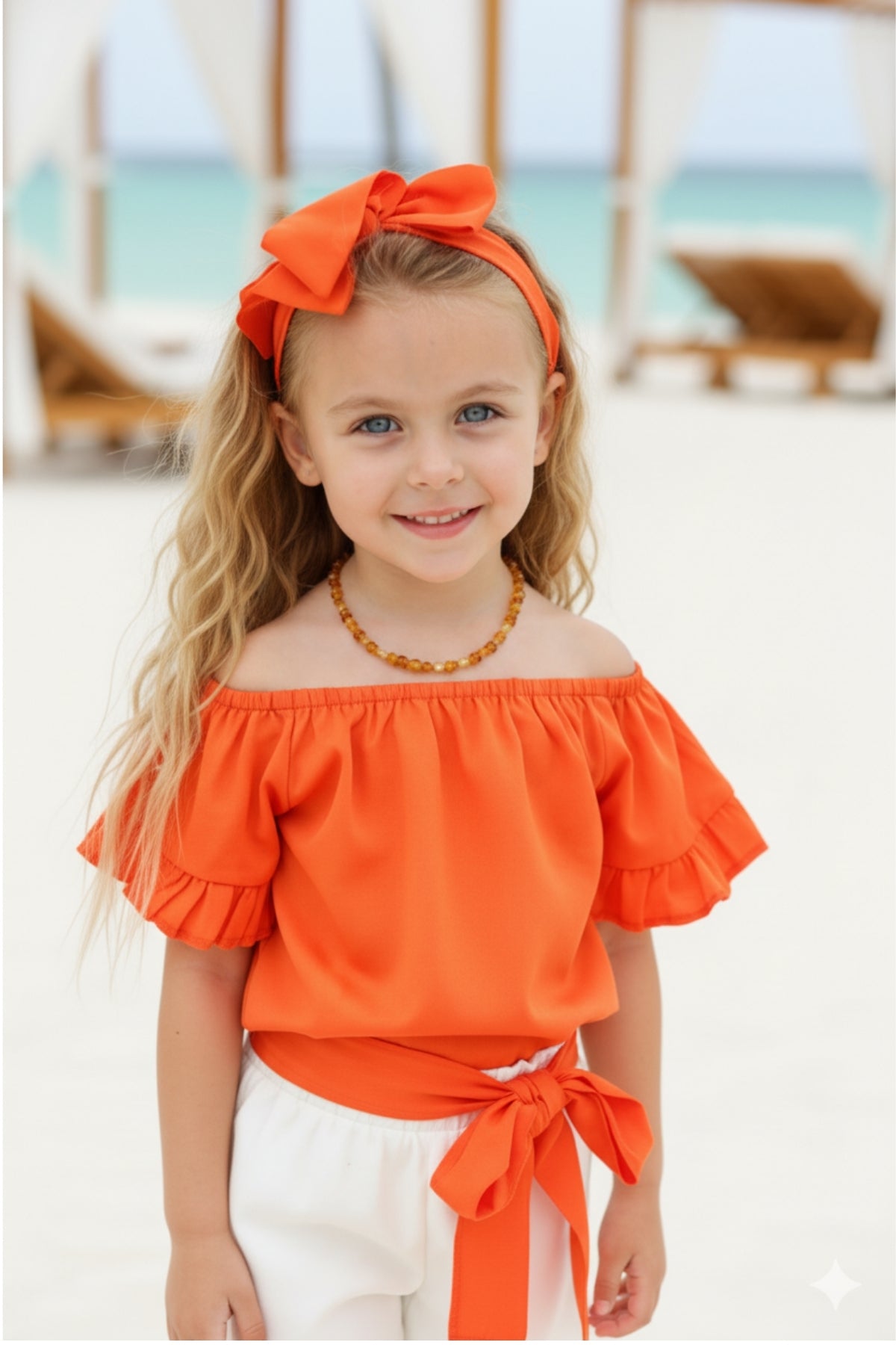 Set Sunny - dreiteiliges Set - orangenes Oberteil, weiße Jeans Shorts und Haarband