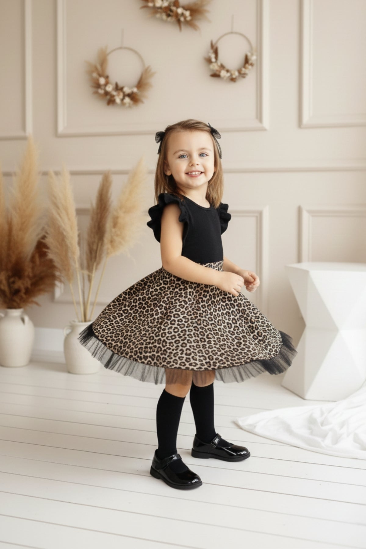 Tütükleid schwarz mit Leopardenmuster - Kleid mit Rüschensaum und Haarspange