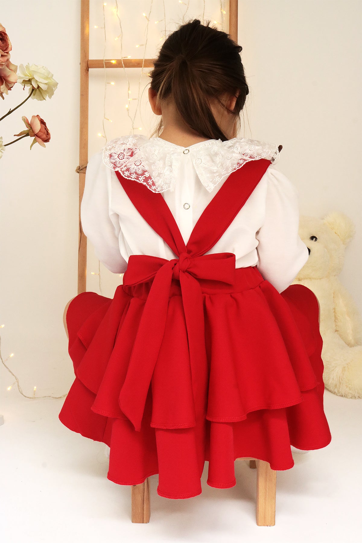 Festliches Set für Mädchen – Roter Rock & Langärmlige Weiße Bluse mit Spitze