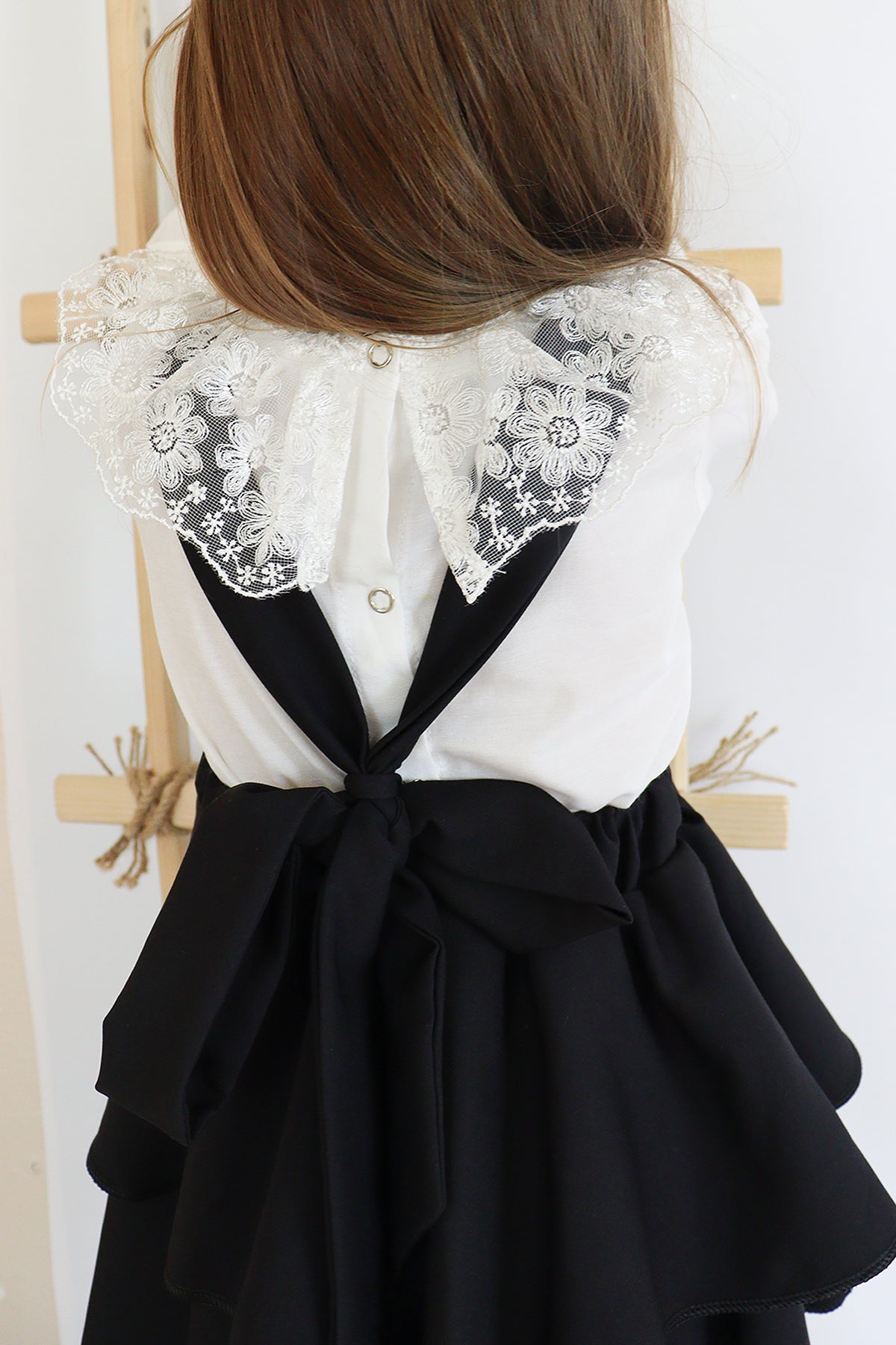 Festliches Set für Mädchen – Schwarzer Rock & Langärmlige Weiße Bluse mit Spitze