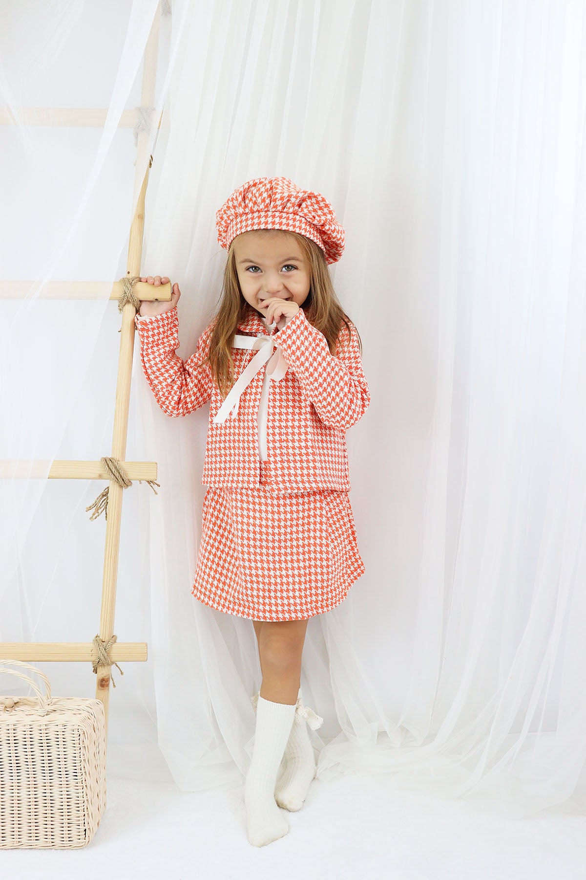 Dreiteiliges Set Santa - Blazer, Kleid und Mütze in cremefarbenem und orangenem Hahnentritt Muster