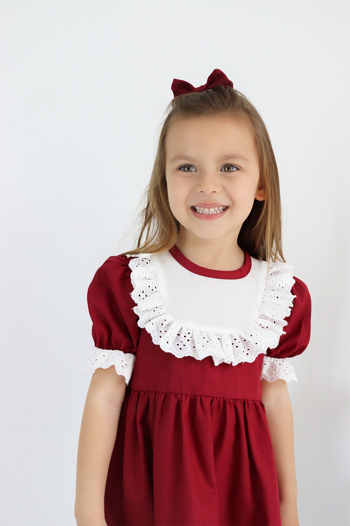 Kleid Ruby - Bordeaux Kleid kurzärmelig mit Rüschensaum Spitzendetails und Haarband