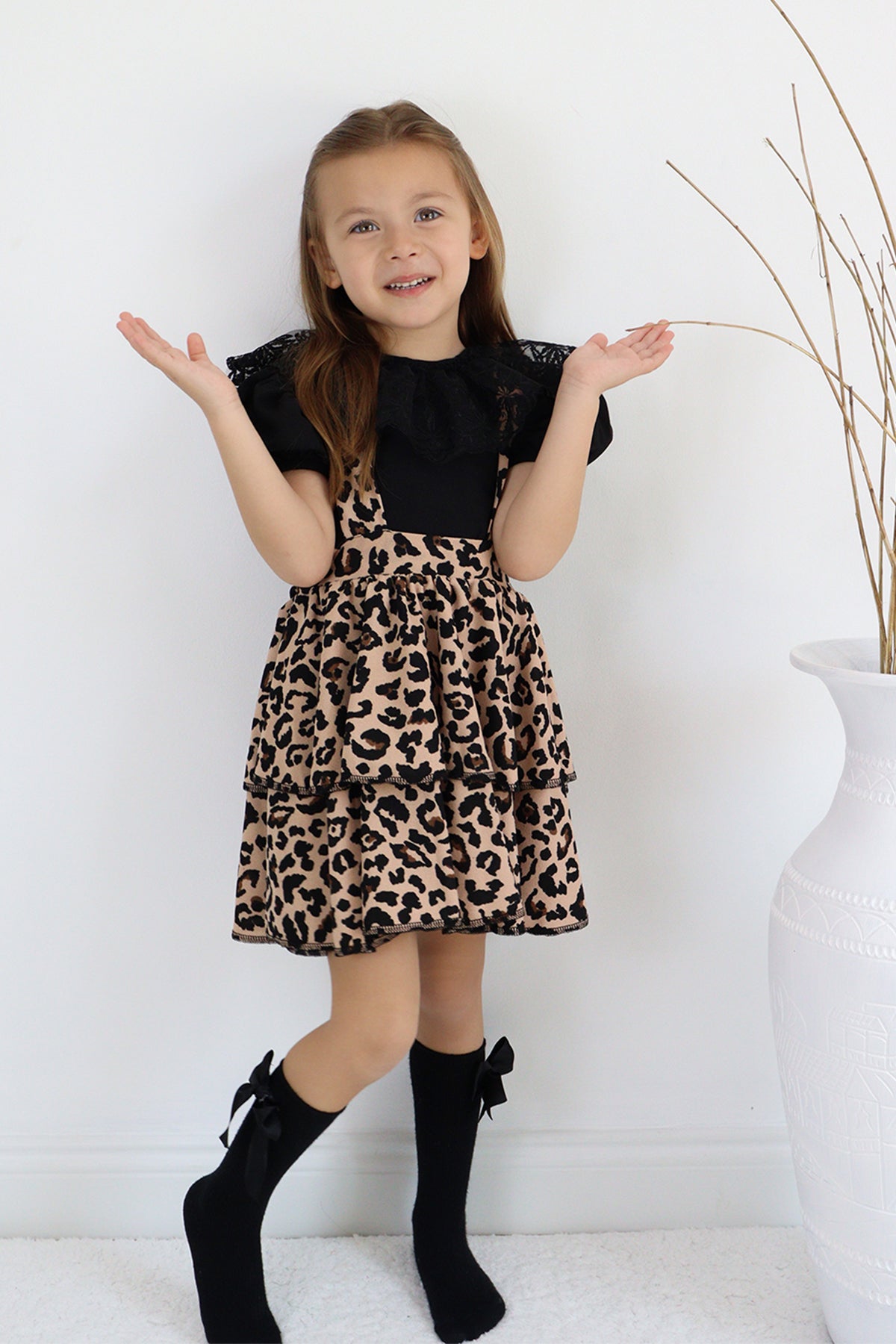 Festliches Set für Mädchen – Leopardenrock & Schwarze Kurzarmbluse mit Spitzendetails