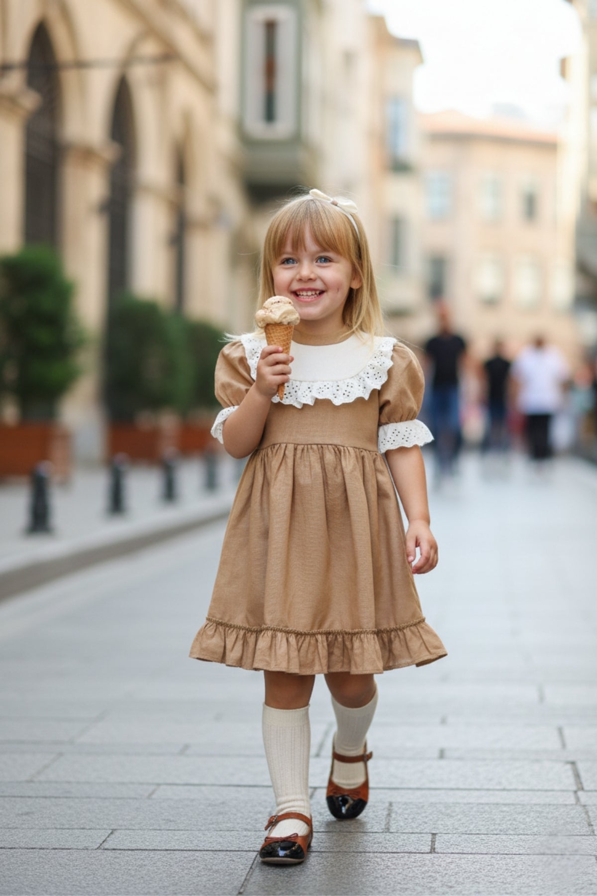 Kleid Ruby - Braunes Kleid kurzrmelig mit Rschensaum Spitzendetails   Parla Kids