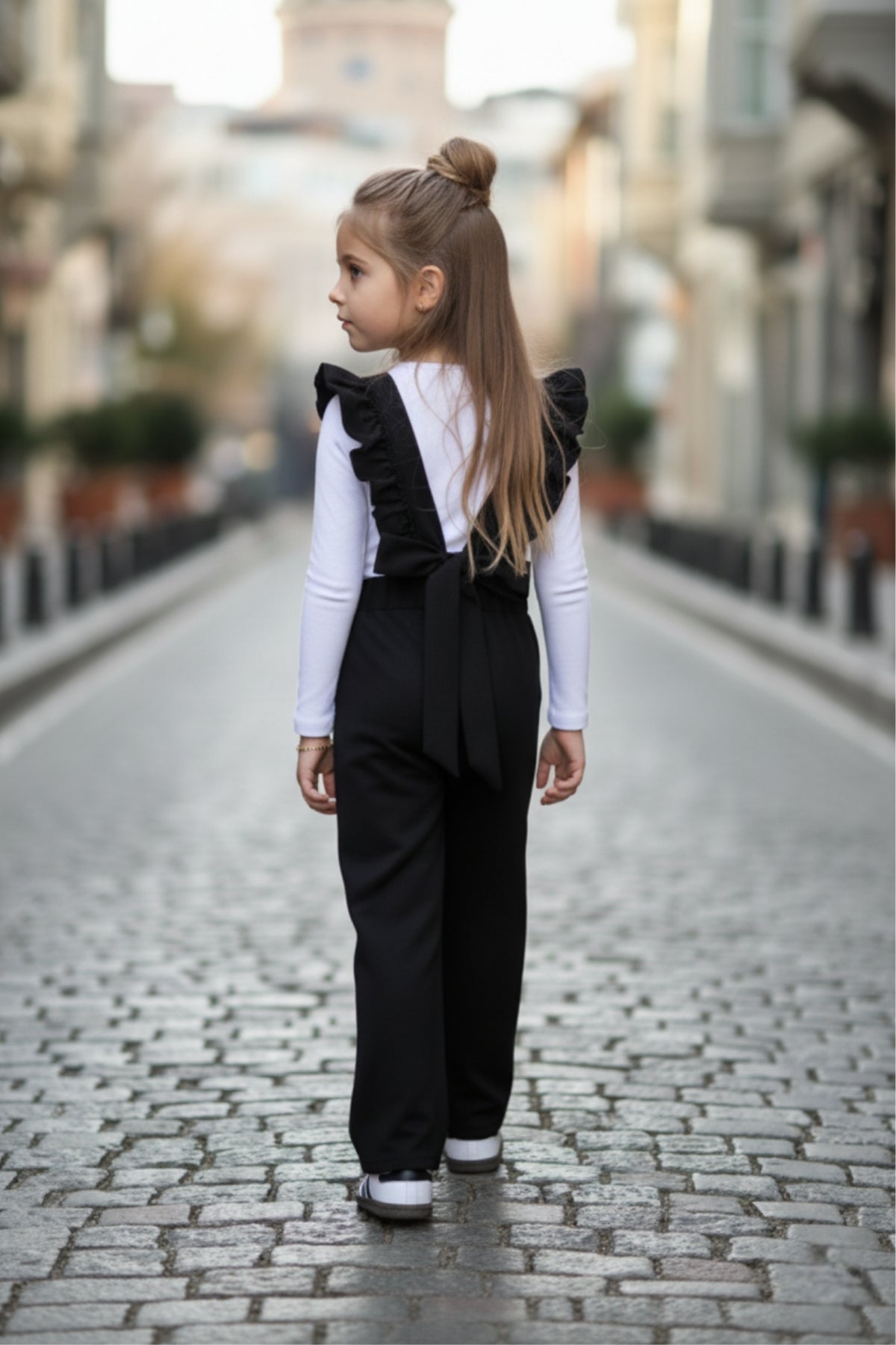 Schwarze Salopette Berlin - Jumpsuit in Schwarz mit Volantschultern und Haarspange