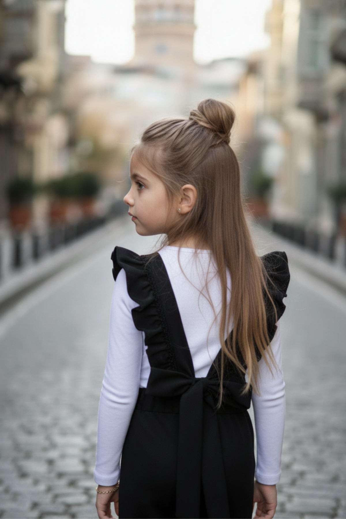 Schwarze Salopette Berlin - Jumpsuit in Schwarz mit Volantschultern und Haarspange