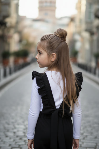 Schwarze Salopette Berlin - Jumpsuit in Schwarz mit Volantschultern und Haarspange