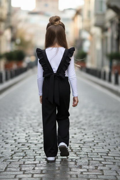 Schwarze Salopette Berlin - Jumpsuit in Schwarz mit Volantschultern und Haarspange
