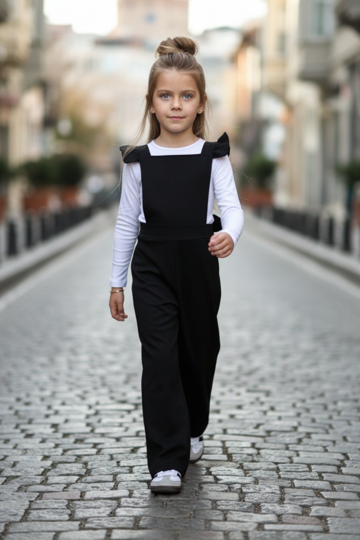 Schwarze Salopette Berlin - Jumpsuit in Schwarz mit Volantschultern und Haarspange
