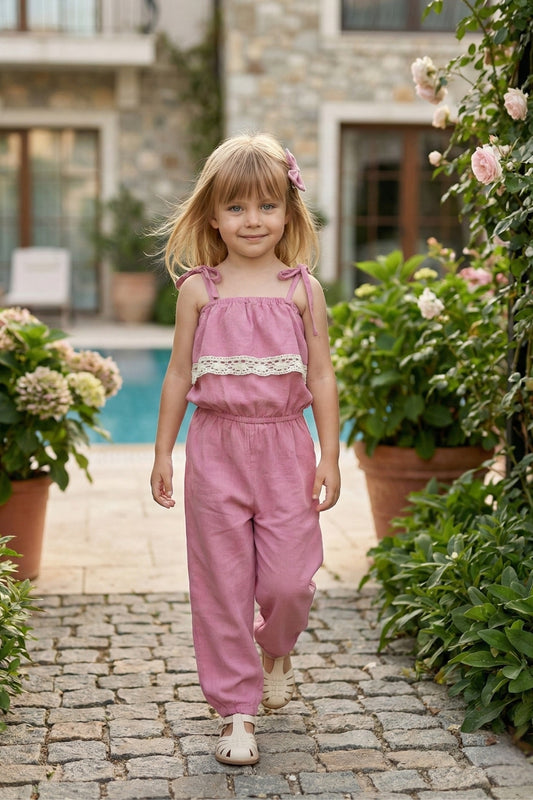 Jumpsuit Pera - Lila Jumpsuit mit Spitzendetails, schmalen Trägern und Haarspange