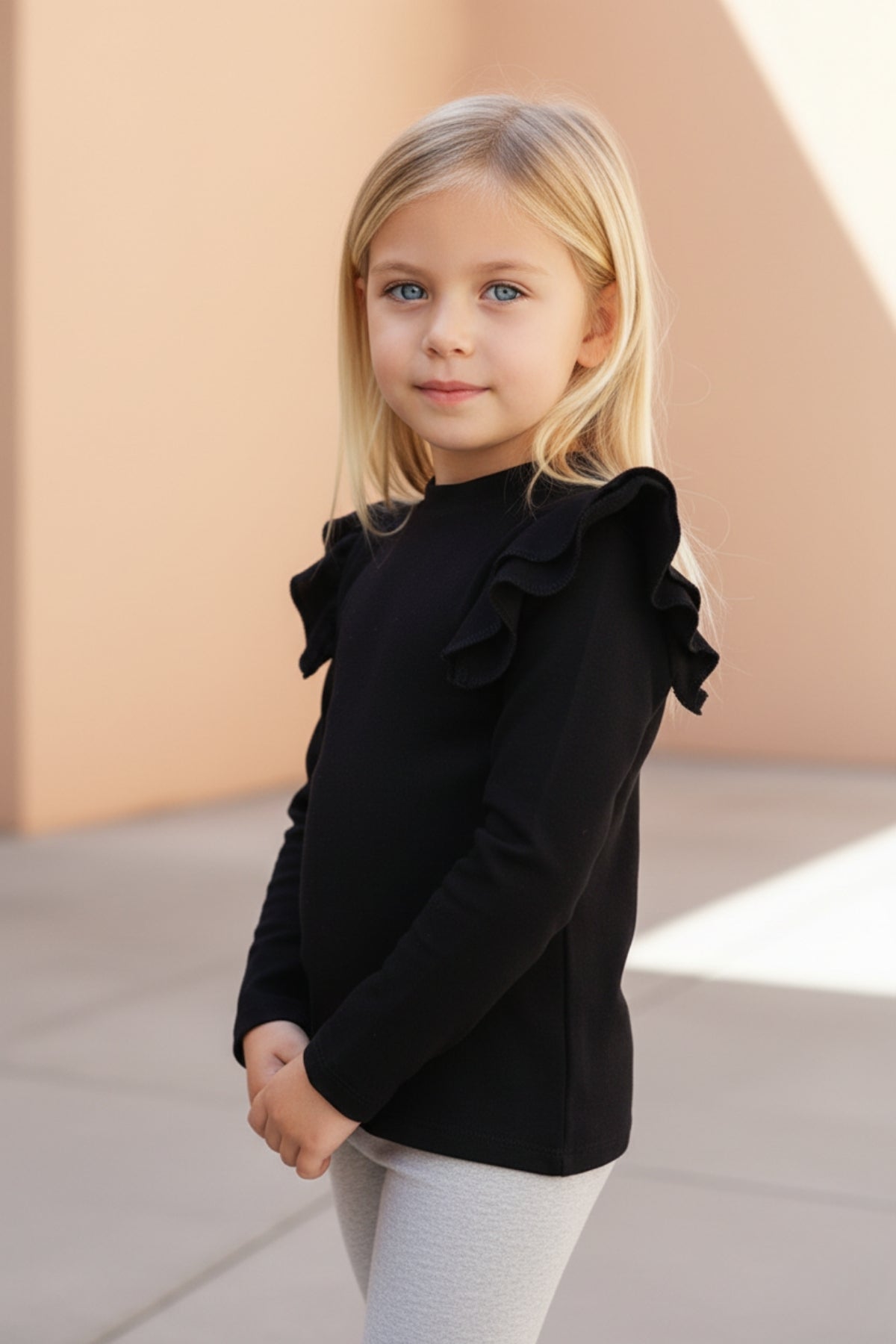 Schwarzes Volantshirt - langarm mit Rüschen Verziehrung