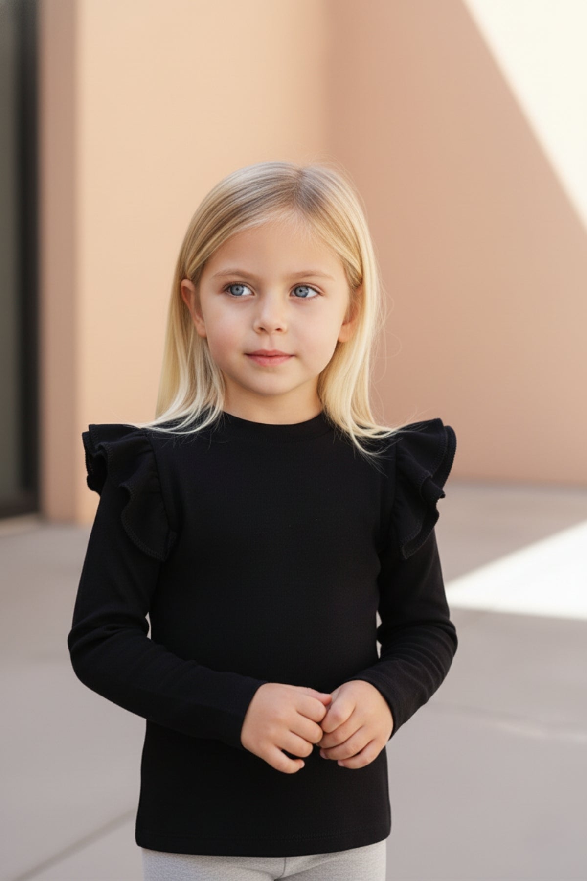 Schwarzes Volantshirt - langarm mit Rüschen Verziehrung