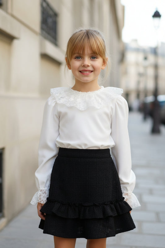 Weißes Langarmshirt mit Spitzendetails am Kragen und an den Ärmelenden