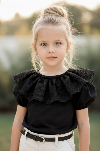 Schwarzes T-Shirt mit Spitzendetails am Kragen