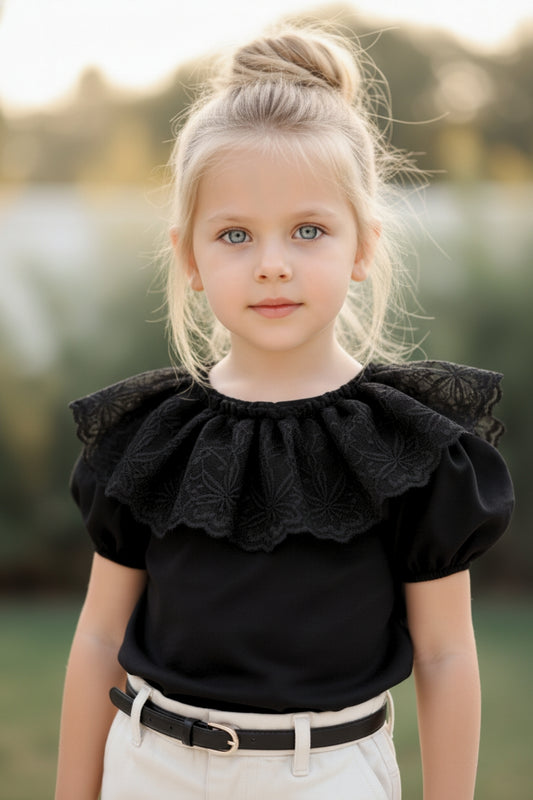 Schwarzes T-Shirt mit Spitzendetails am Kragen