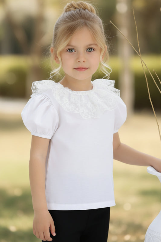 Weißes T-Shirt mit Spitzendetails am Kragen