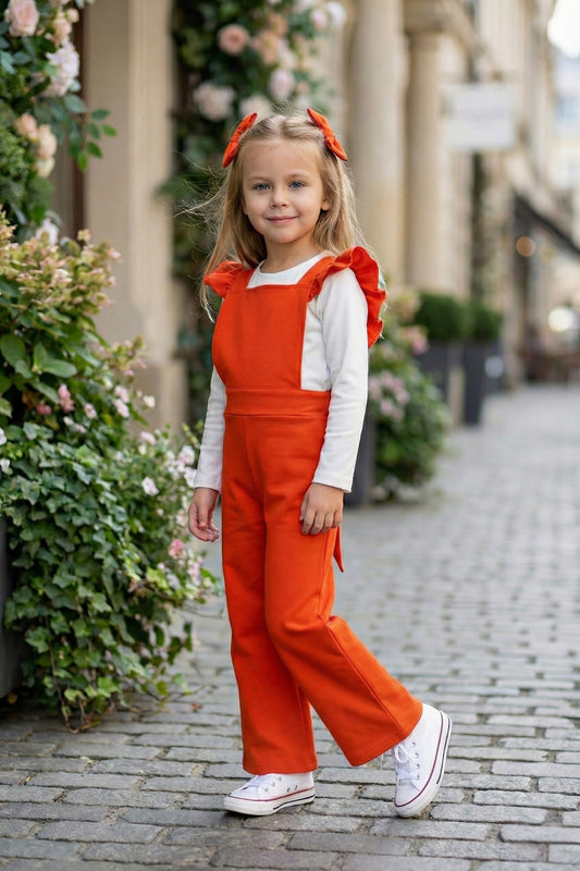 Orange Salopette Berlin - Jumpsuit in orange mit Volantschultern und Haarspangen