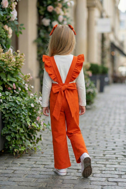 Orange Salopette Berlin - Jumpsuit in orange mit Volantschultern und Haarspangen