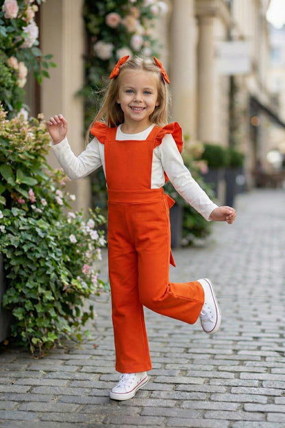 Orange Salopette Berlin - Jumpsuit in orange mit Volantschultern und Haarspangen