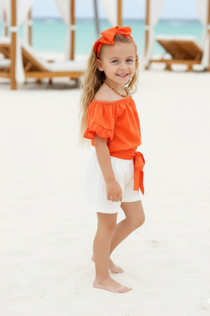 Set Sunny - dreiteiliges Set - orangenes Oberteil, weiße Jeans Shorts und Haarband