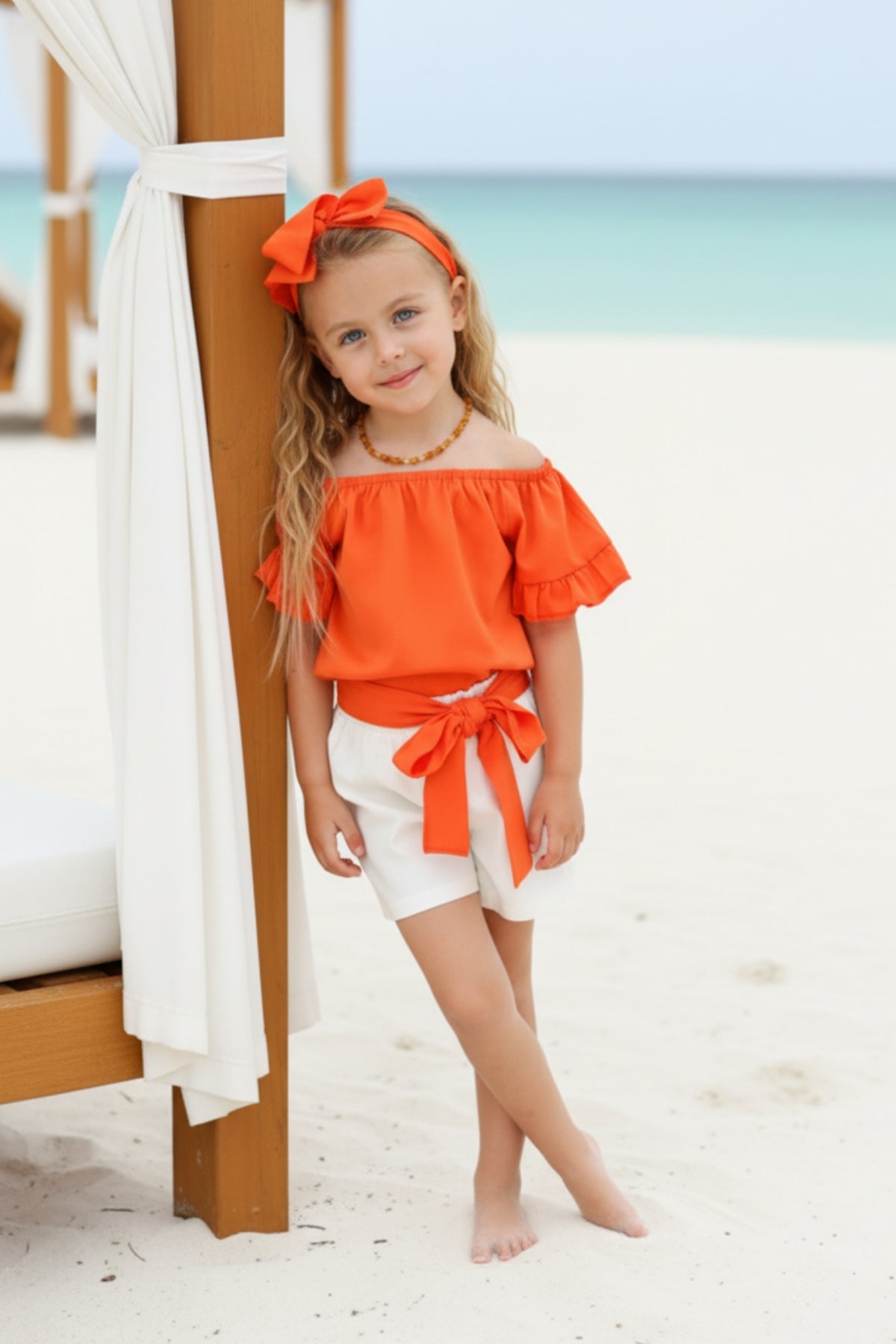 Set Sunny - dreiteiliges Set - orangenes Oberteil, weiße Jeans Shorts und Haarband