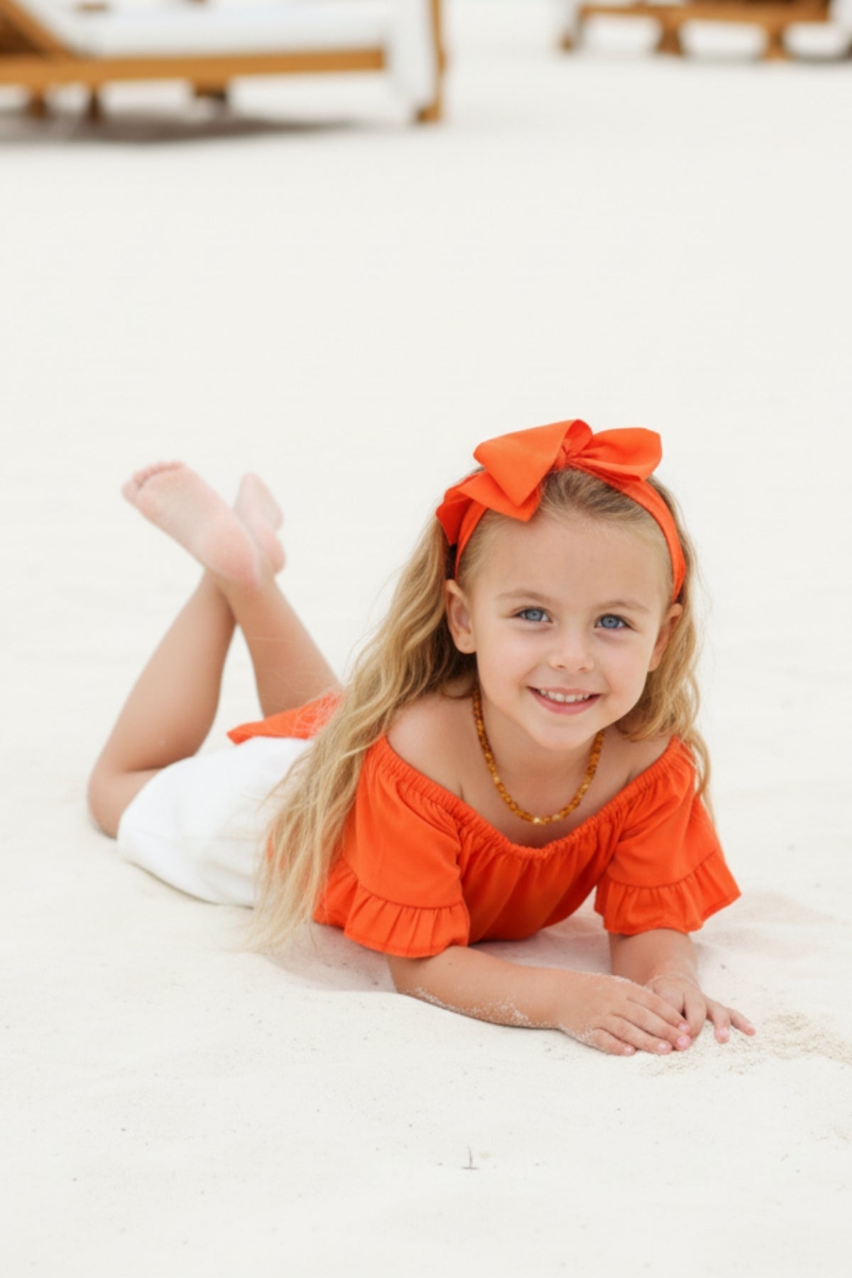 Set Sunny - dreiteiliges Set - orangenes Oberteil, weiße Jeans Shorts und Haarband