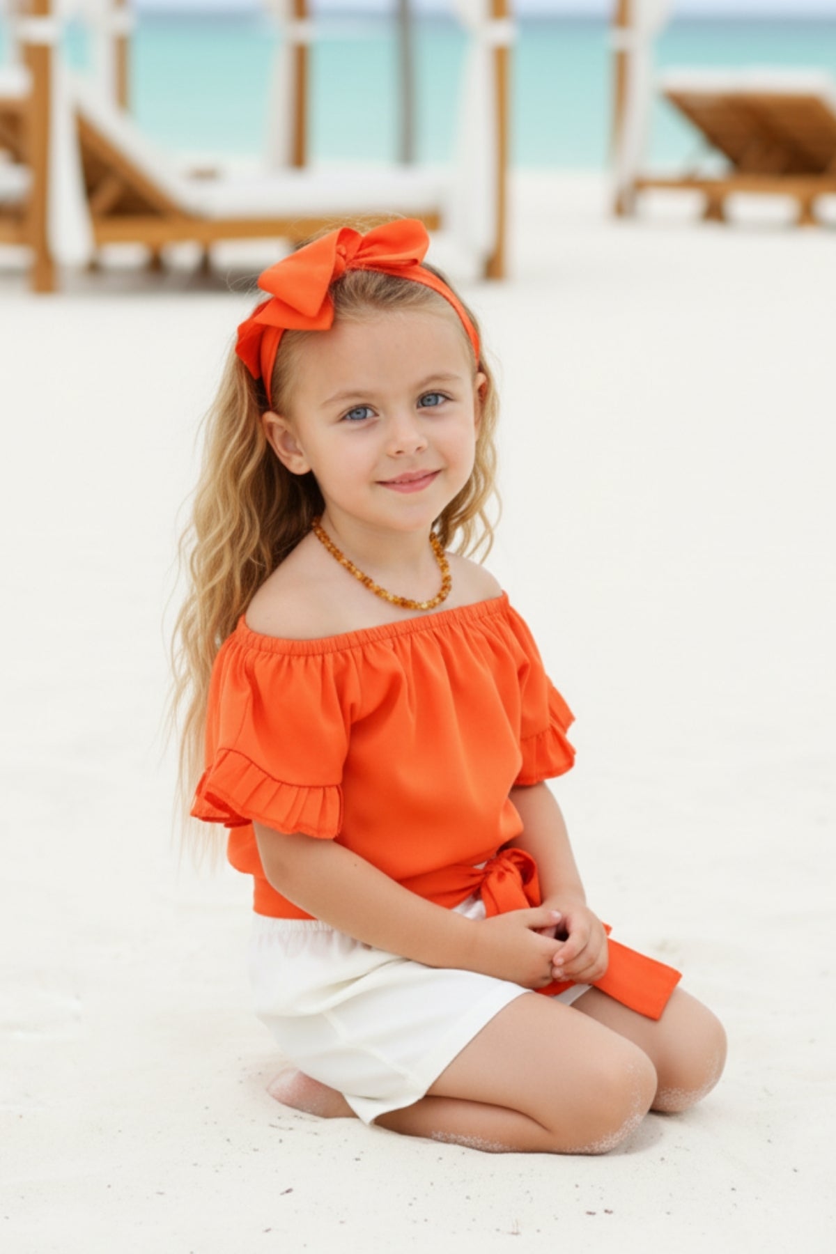 Set Sunny - dreiteiliges Set - orangenes Oberteil, weiße Jeans Shorts und Haarband