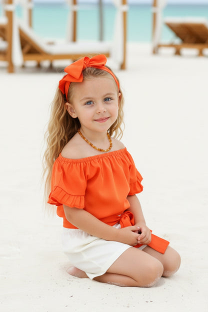 Set Sunny - dreiteiliges Set - orangenes Oberteil, weiße Jeans Shorts und Haarband