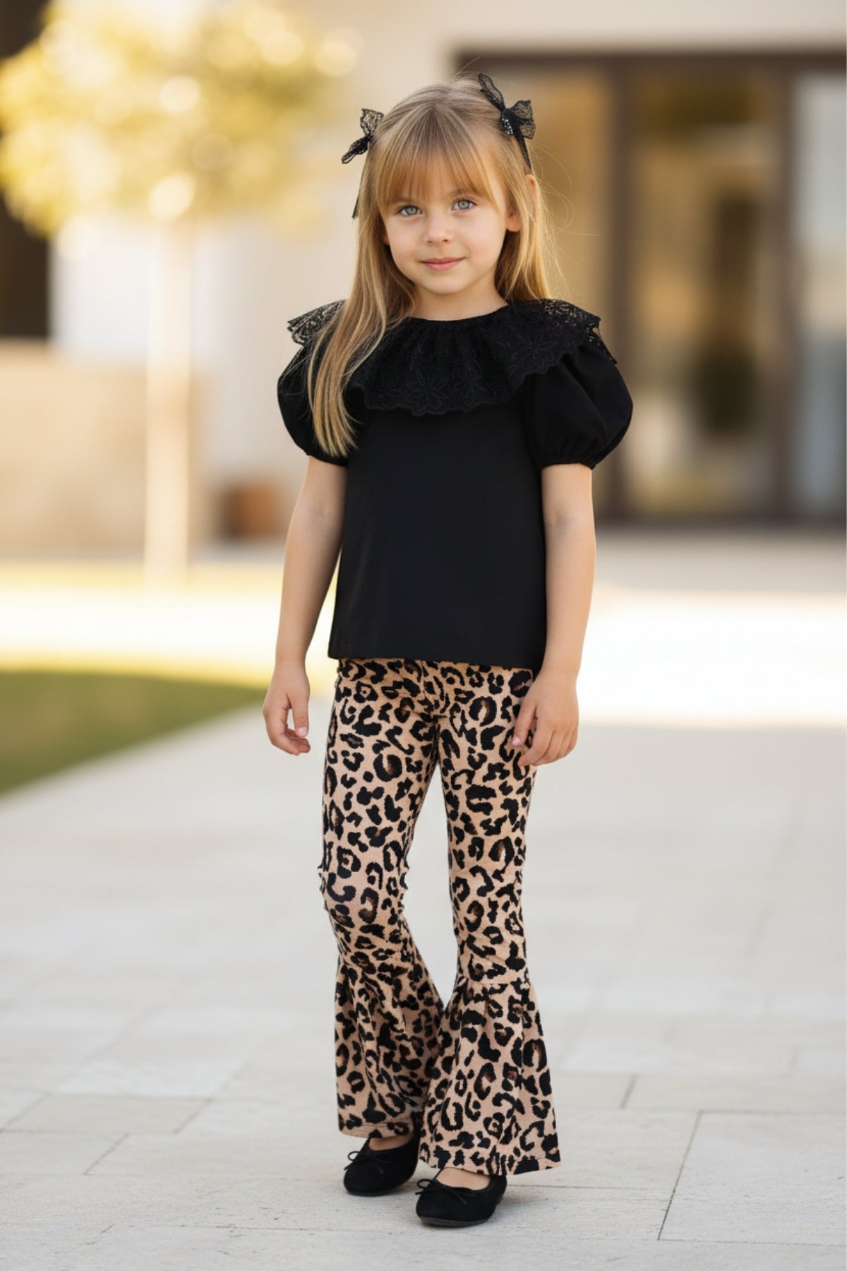 Set Bright - Besteht aus Hose mit Leopardenmuster, Bluse mit Spitze und Haarspangen