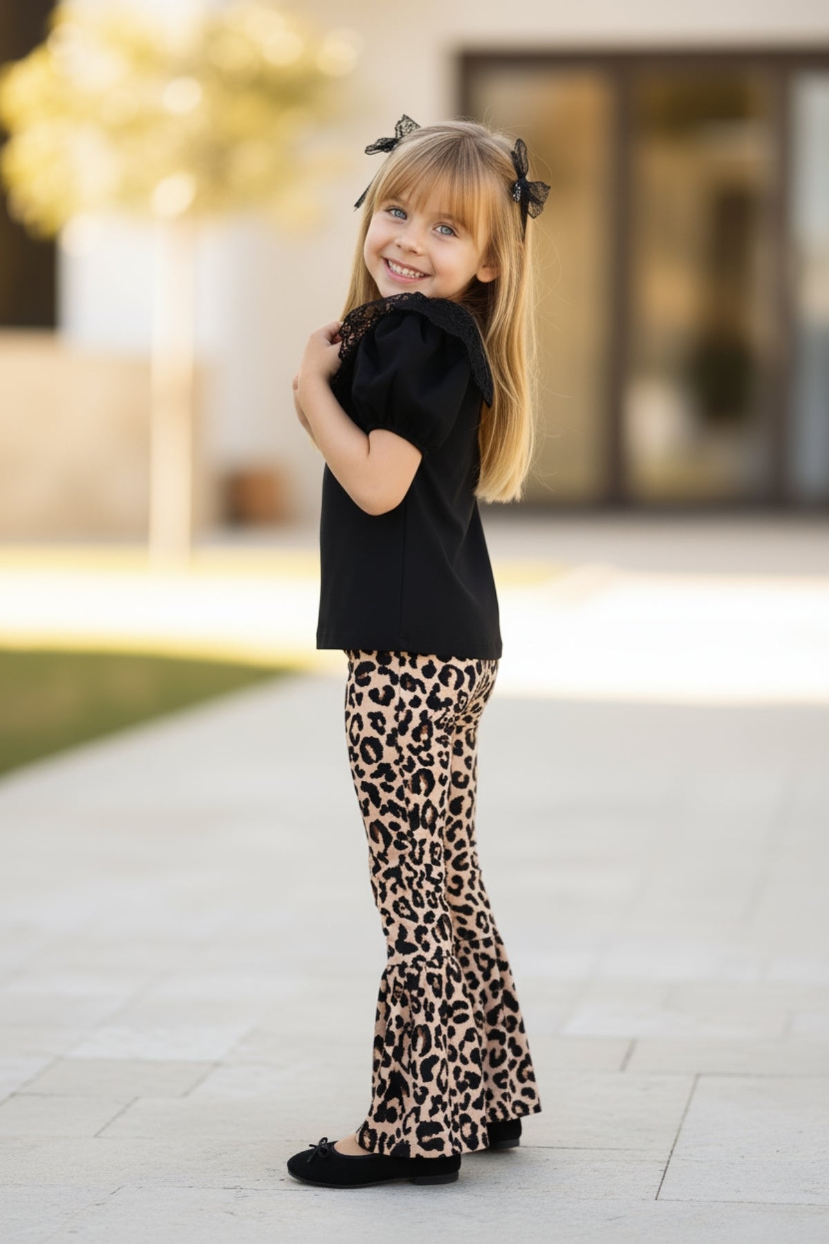 Set Bright - Besteht aus Hose mit Leopardenmuster, Bluse mit Spitze und Haarspangen