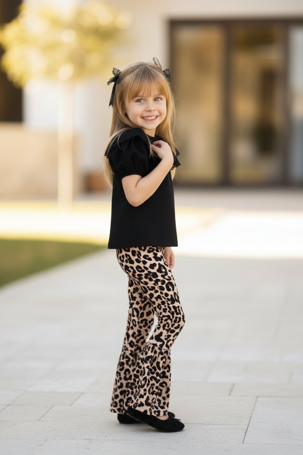 Set Bright - Besteht aus Hose mit Leopardenmuster, Bluse mit Spitze und Haarspangen