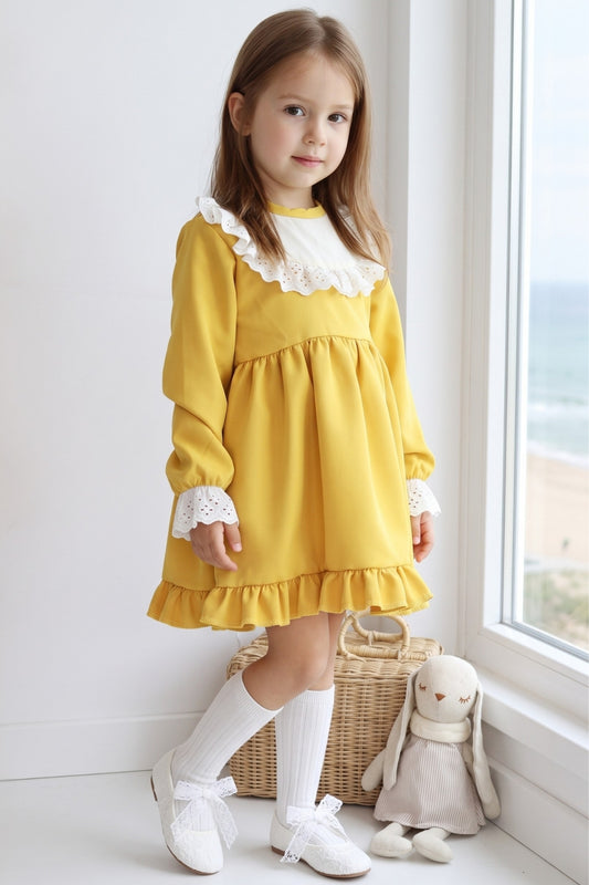 Kleid Ruby - Gelbes Kleid langärmelig mit Rüschensaum Spitzendetails und Haarband