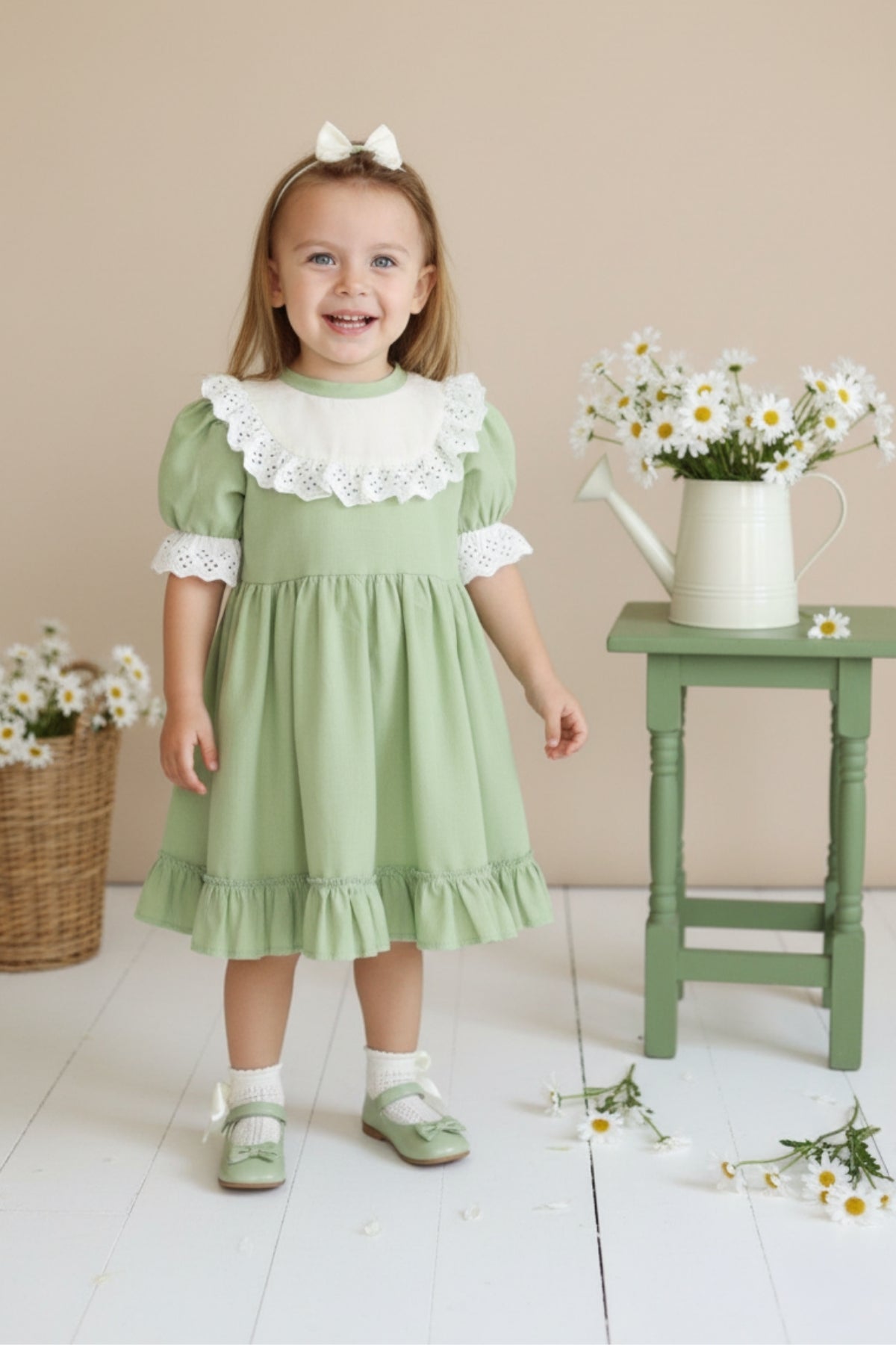 Kleid Ruby - Grünes Kleid kurzärmelig mit Rüschensaum Spitzendetails und Haarband