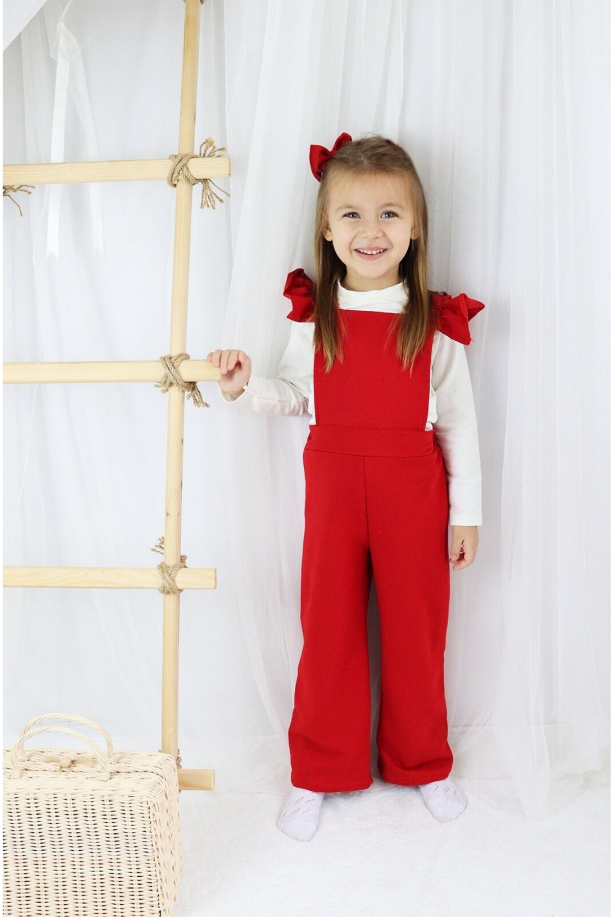 Rote Salopette Berlin - Jumpsuit in Rot mit Volantschultern und Haarspange