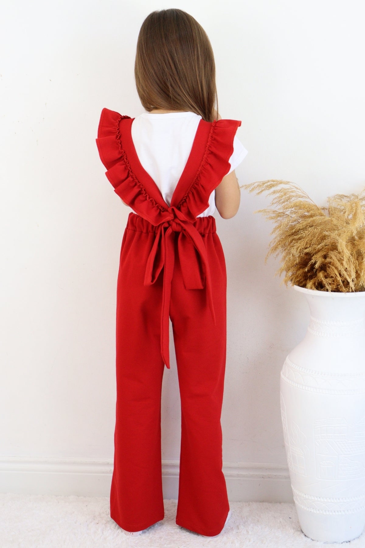 Rote Salopette Berlin - Jumpsuit in Rot mit Volantschultern und Haarspange