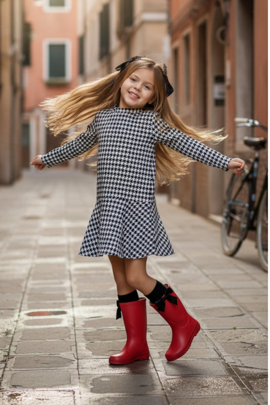 Mädchenkleid im Hahnentritt-Muster – Langarm Kleid in Schwarz-Weiß mit Haarspangen-Set