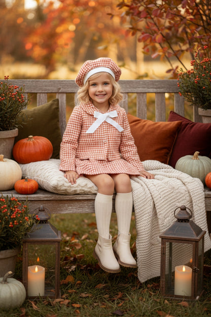 Dreiteiliges Set Santa -  Blazer, Kleid und Mütze in cremefarbenem und orangenem Hahnentritt Muster