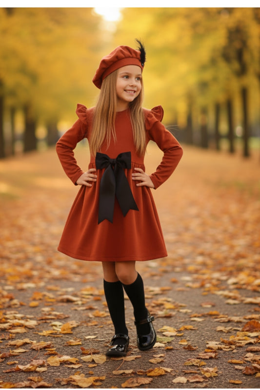 Kleid Sofia - Orange/Rostfarbenes Kleid mit Schleifendetail und Mütze im Set