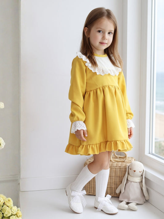 Kleid Ruby - Gelbes Kleid langärmelig mit Rüschensaum Spitzendetails und Haarband