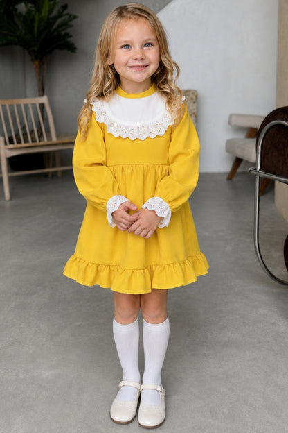 Kleid Ruby - Gelbes Kleid langärmelig mit Rüschensaum Spitzendetails und Haarband