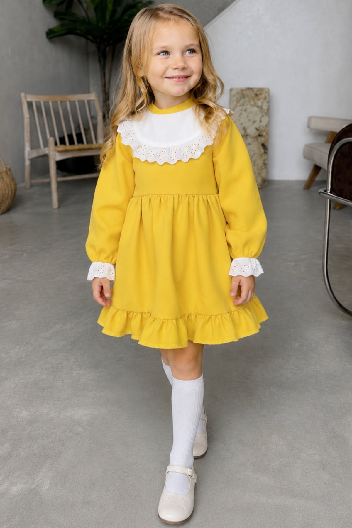 Kleid Ruby - Gelbes Kleid langärmelig mit Rüschensaum Spitzendetails und Haarband