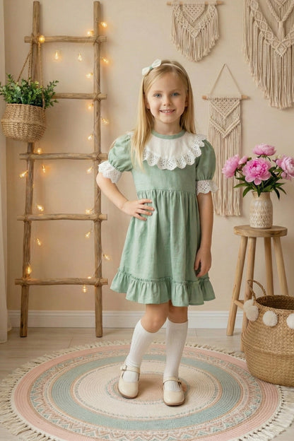 Kleid Ruby - Mintfarbenes Kleid kurzärmelig mit Rüschensaum Spitzendetails und Haarband