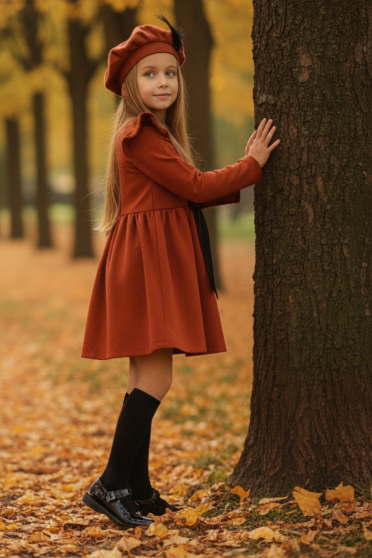 Kleid Sofia - Orange/Rostfarbenes Kleid mit Schleifendetail und Mütze im Set