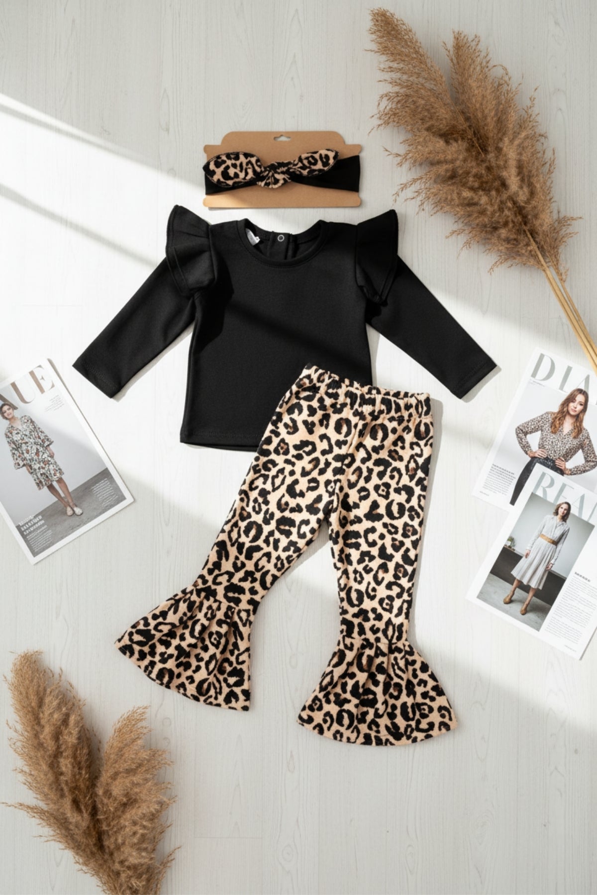 Dreiteiliges Set Leo - schwarzes langarm Oberteil, Schlaghose und Haarband mit Leopardenmuster