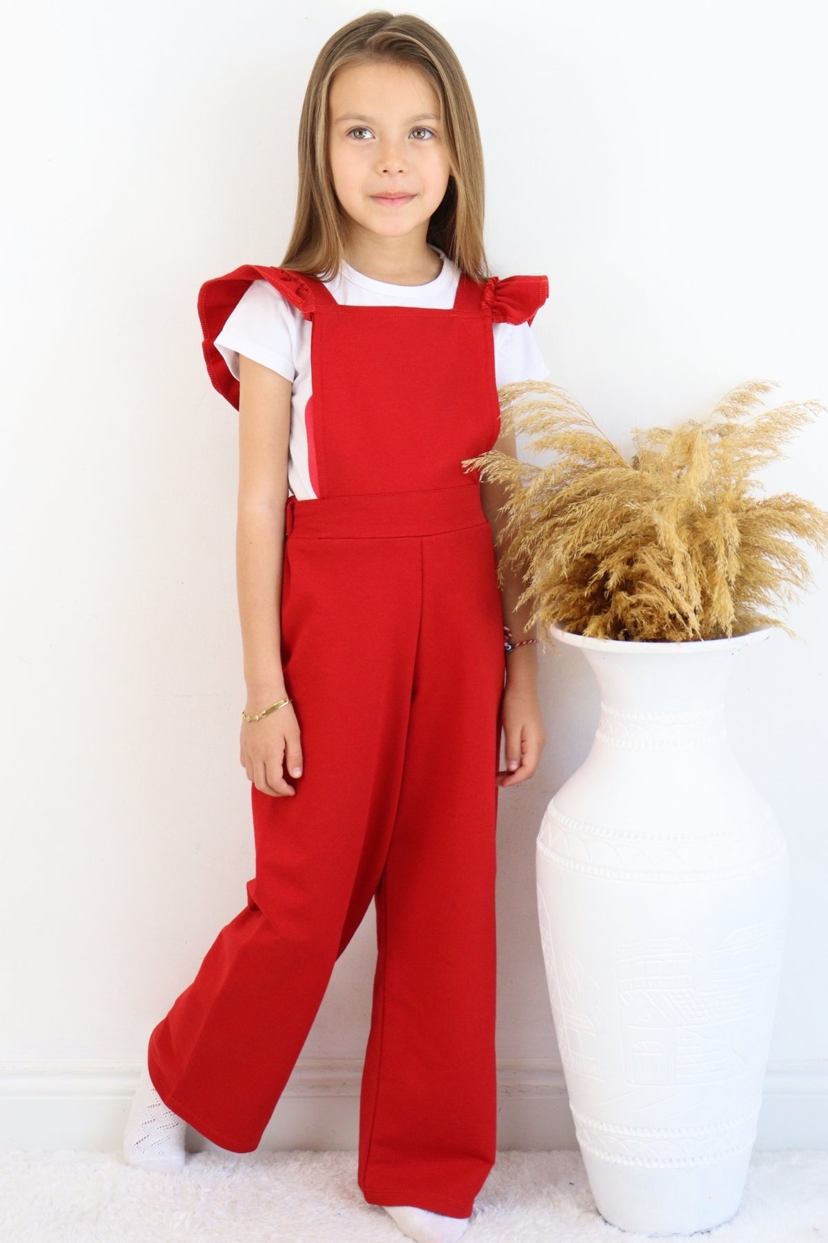 Rote Salopette Berlin - Jumpsuit in Rot mit Volantschultern und Haarspange