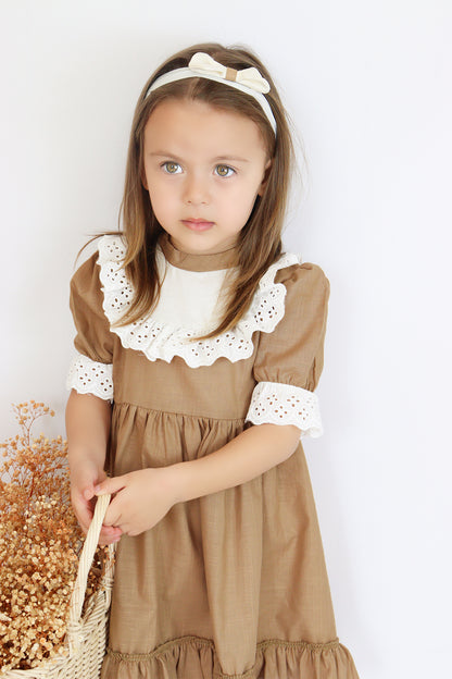 Kleid Ruby - Braunes Kleid kurzärmelig mit Rüschensaum Spitzendetails und Haarband