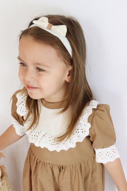Kleid Ruby - Braunes Kleid kurzärmelig mit Rüschensaum Spitzendetails und Haarband