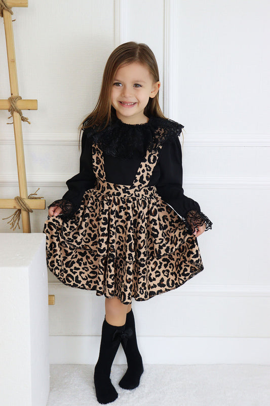 Giletkleid Helen - Kleid im Leopardenmuster mit Trägern und zweistufigem Glockenrock dazu langarm Oberteil mit Spitzendetails