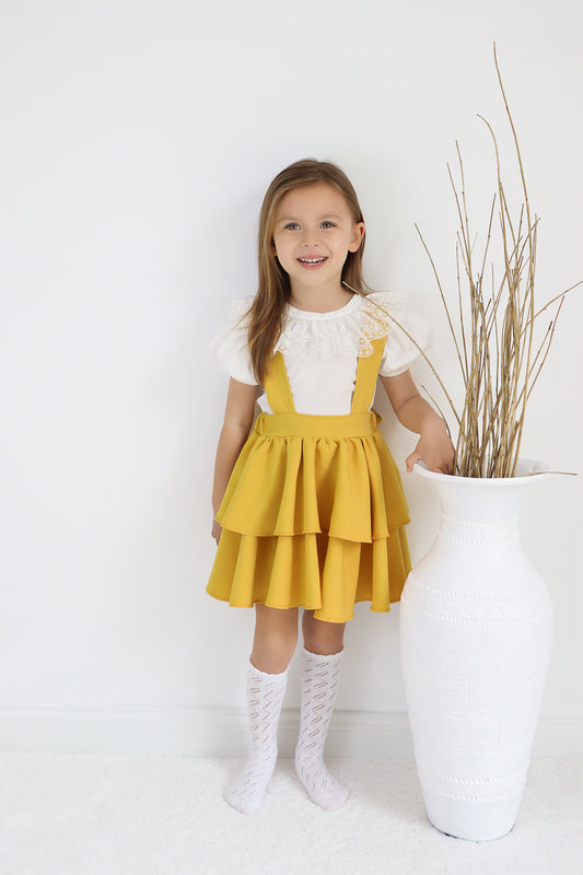Mädchen im gelben Kleid mit weißem Shirt